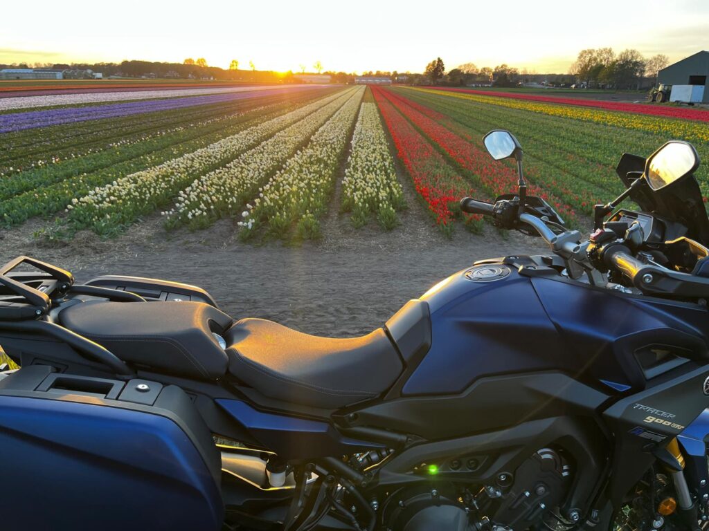 Motorrijder Yamaha motor voor Bollenvelden