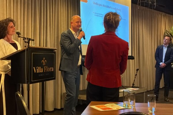 Jan Zwaan in debat tijdens het seniorendebat in Flora 10 maart 2026